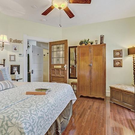 Granbury Gardens Bed And Breakfast Room photo
