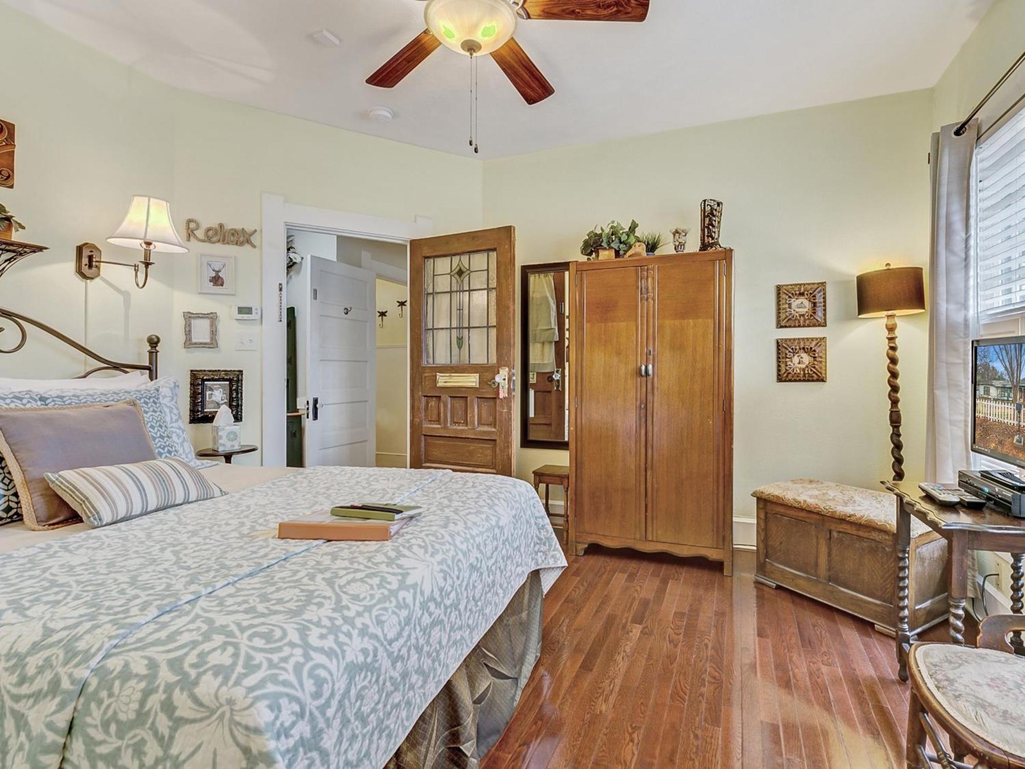 Granbury Gardens Bed And Breakfast Room photo